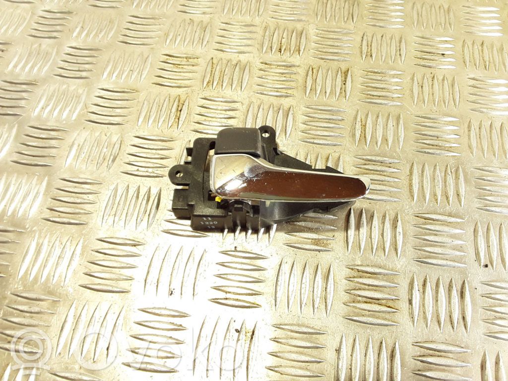 Manecilla interna puerta trasera   MN105359