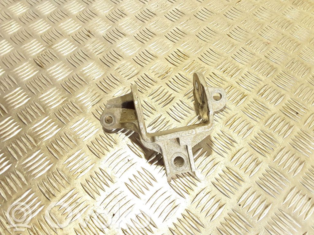 Engine mounting bracket