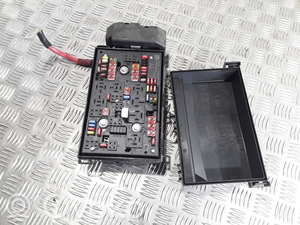 Opel Astra J Fuse module 