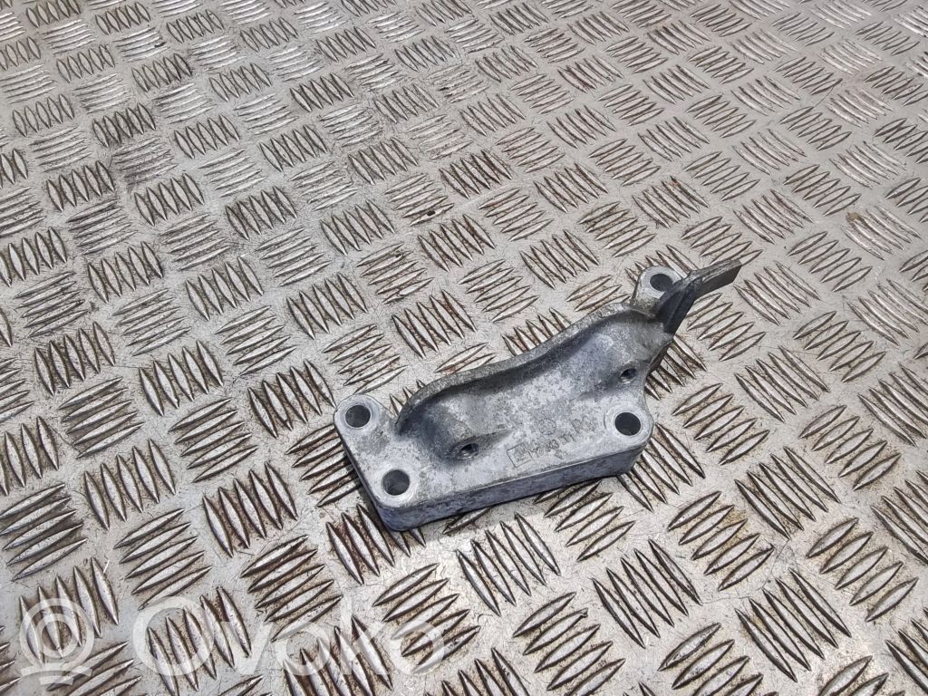Opel Astra J Engine mounting bracket 