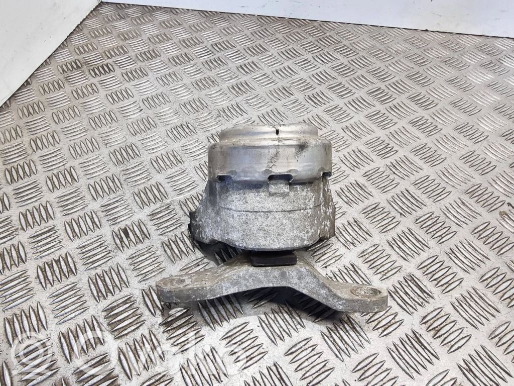 Engine mount bracket   HL8021M05