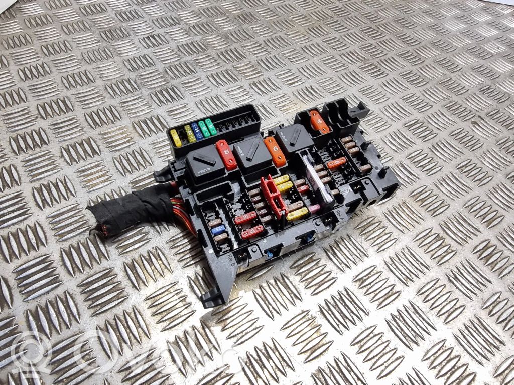 BMW X1 F48 F49 Fuse module 