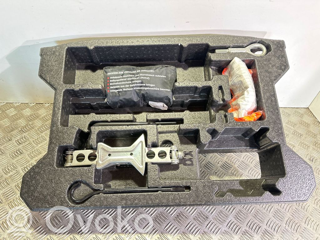Suzuki SX4 S-Cross Set di attrezzi 