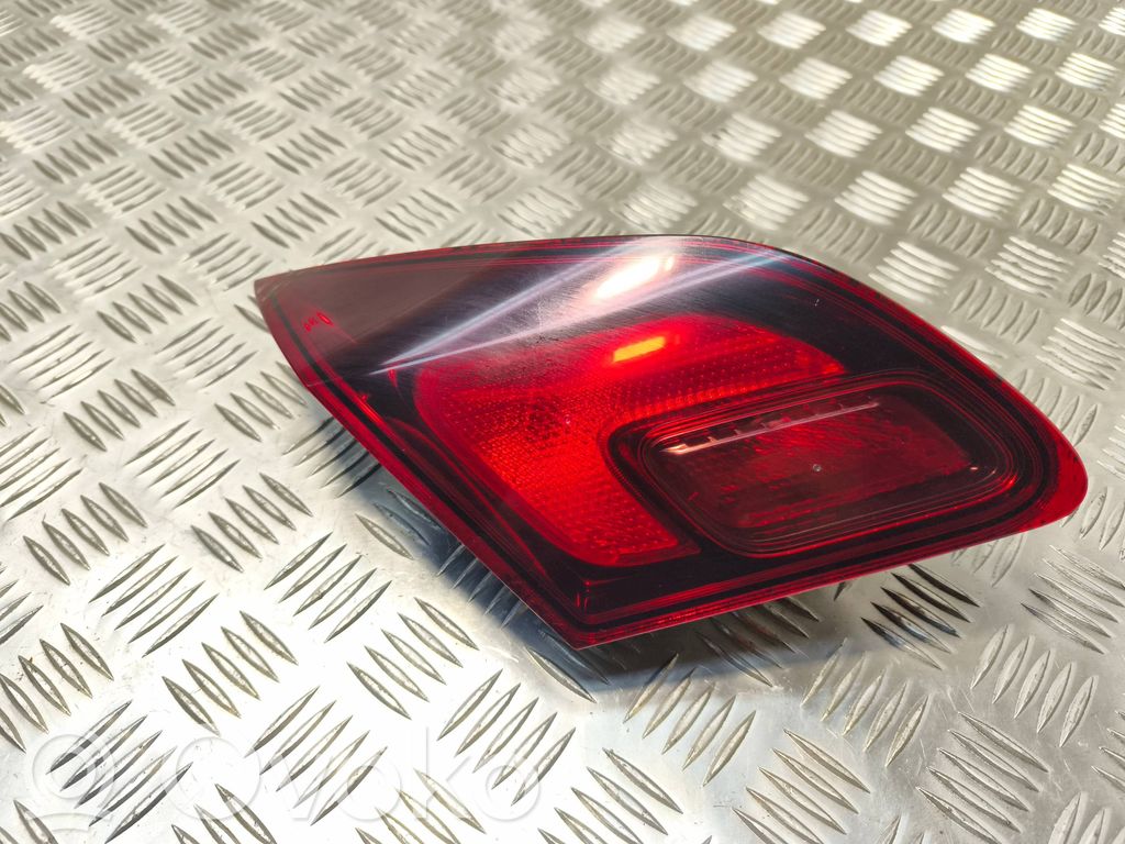 Opel Astra J Galinis žibintas dangtyje 