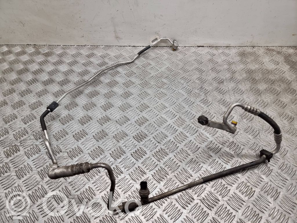 BMW 1 E81 E87 Ilmastointilaitteen putki (A/C) 
