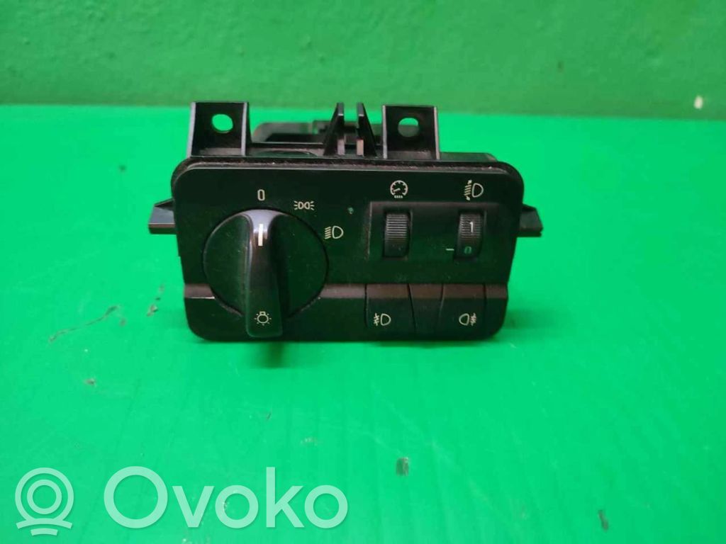 Light switch   6936832