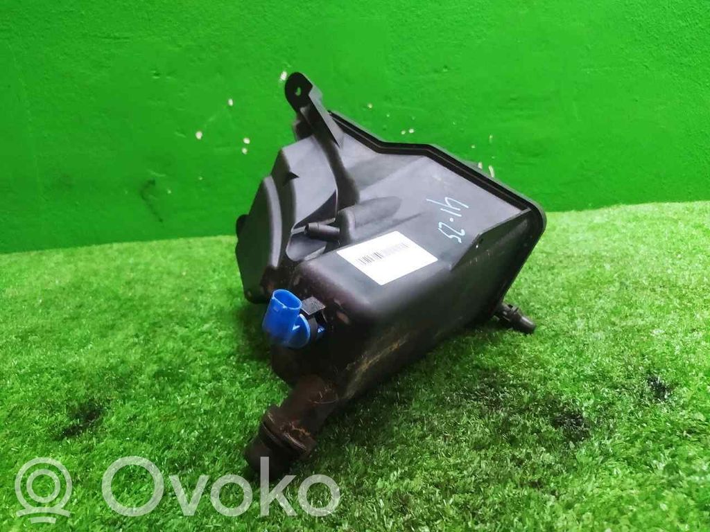BMW 1 E81 E87 Kita variklio skyriaus detalė 