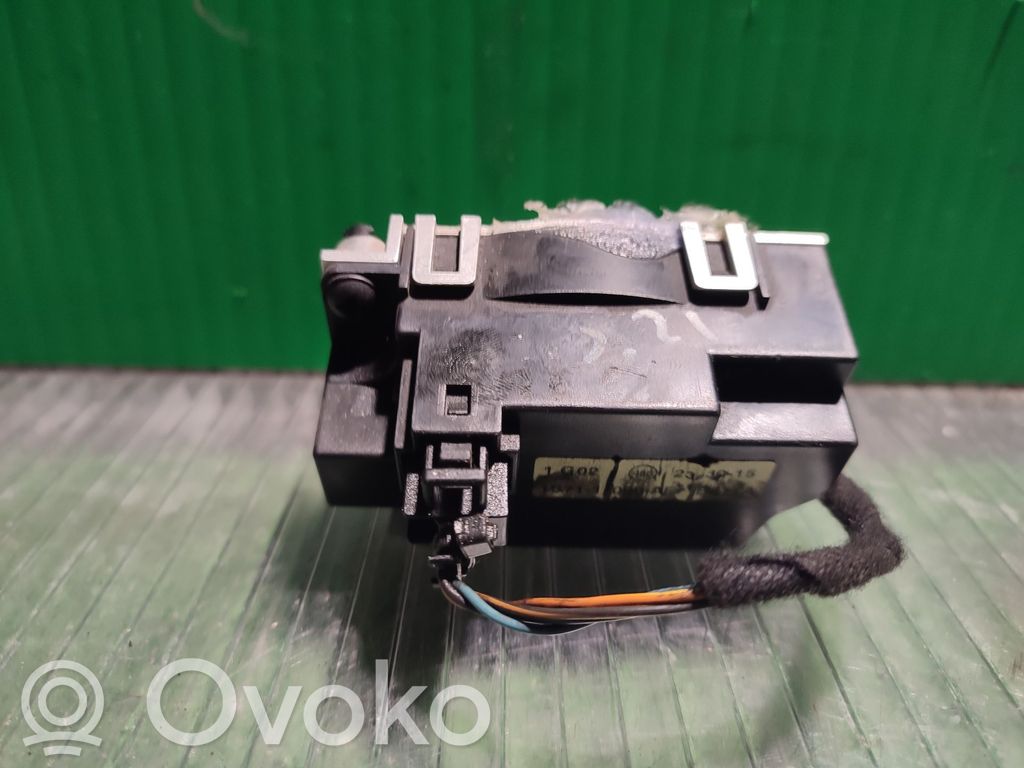 Ford Mondeo Mk III Radion/GPS-laitteen pääyksikön kehys 