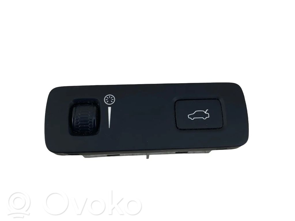 Tailgate/boot open switch button   P31443873