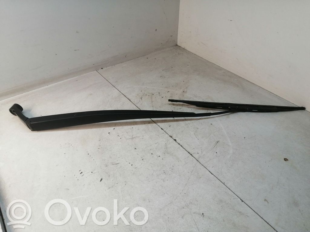 Toyota Auris 150 Front wiper blade arm 