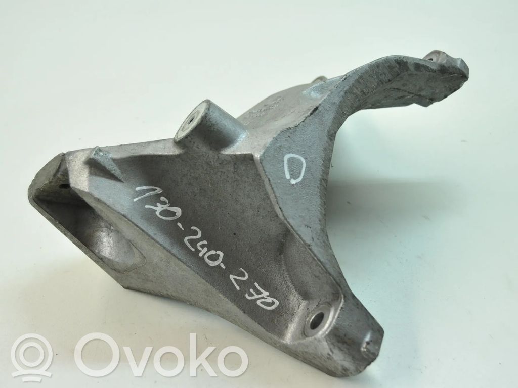 Audi Q7 4L Engine mounting bracket 