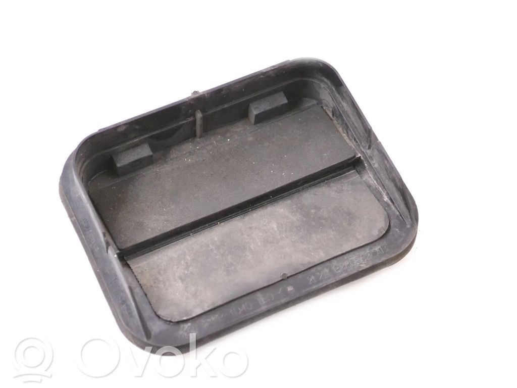 Quarter panel pressure vent   2F2AB280B62AB