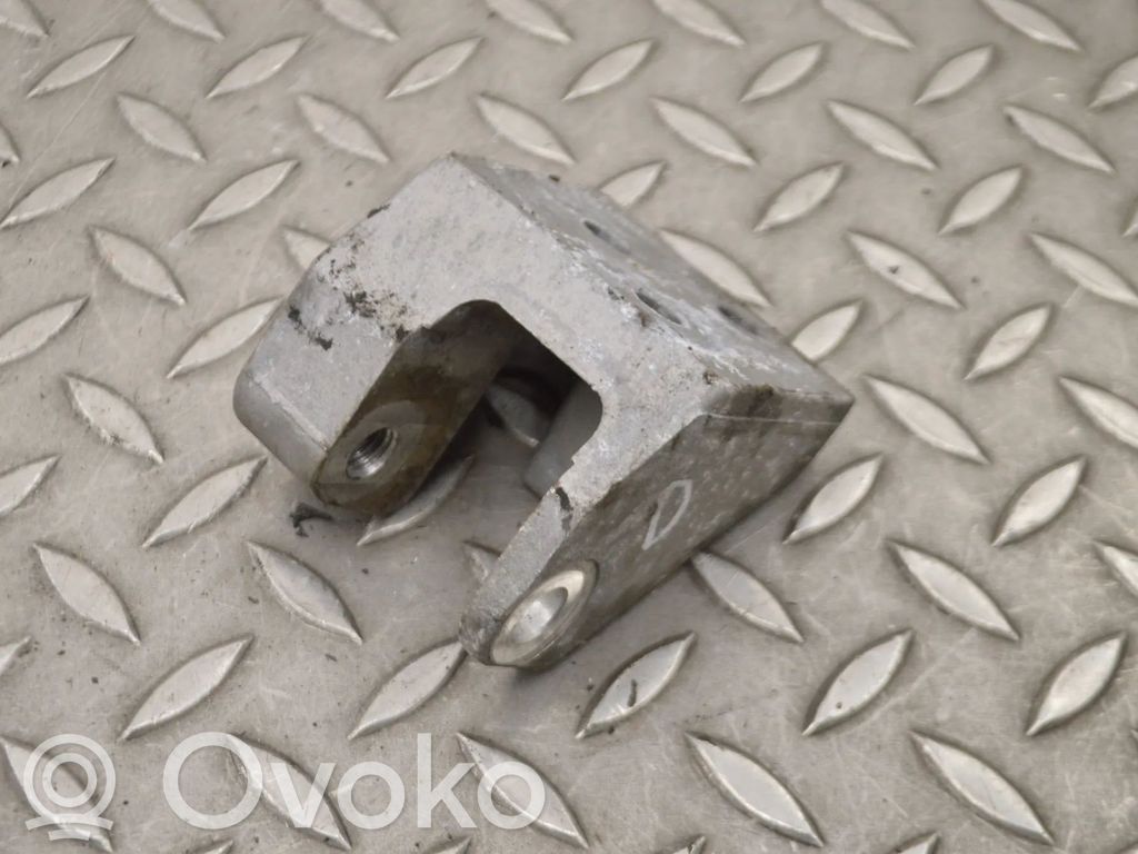 Volvo V40 Engine mounting bracket 