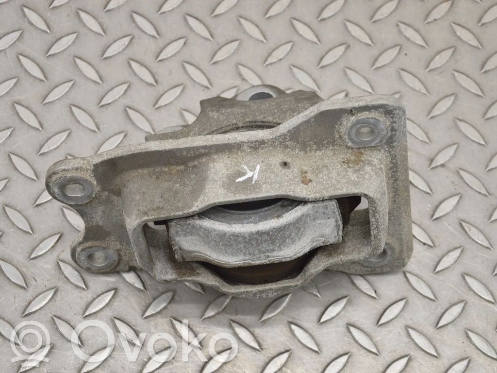 Engine mount bracket   P8642