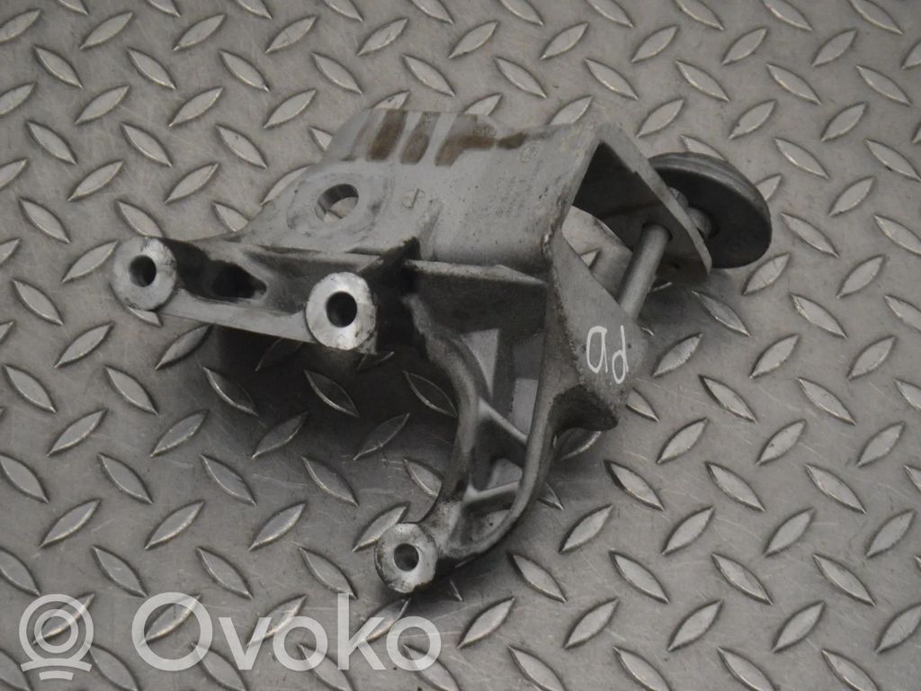 Volvo S90, V90 Engine mounting bracket 