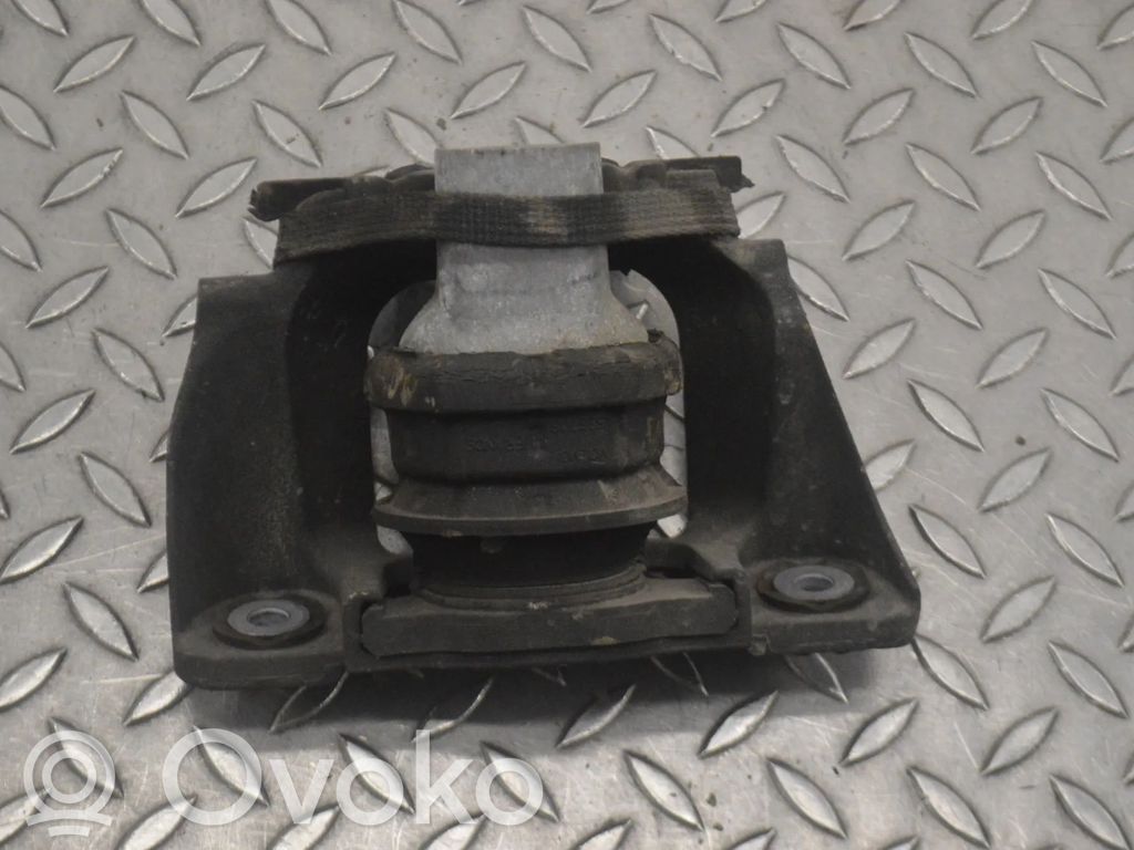 Volvo XC90 Engine mount bracket 