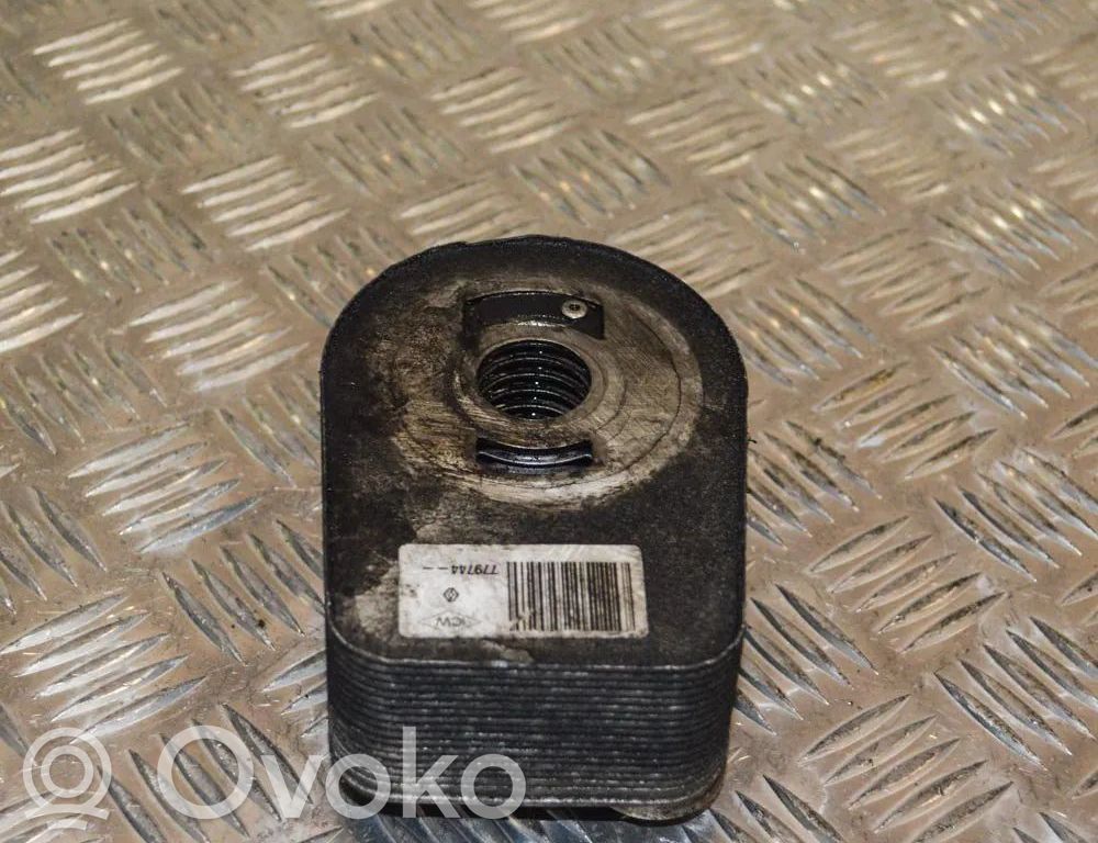 Nissan Note (E11) Radiador del aceite del motor 