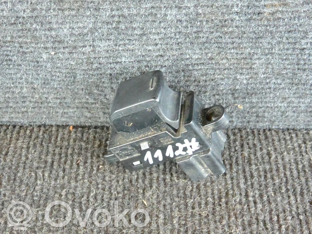 Electric window control switch   25411ED00A