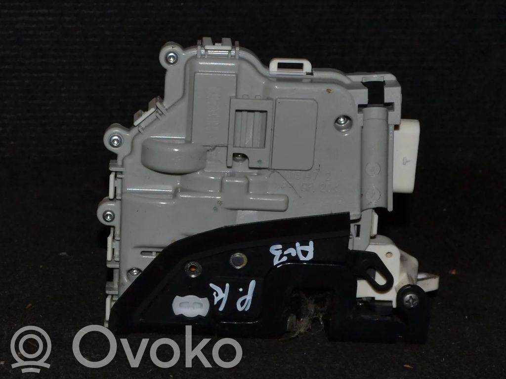 Audi A3 S3 8V Coupe-mallin oven lukko (kahvan vieressä) 