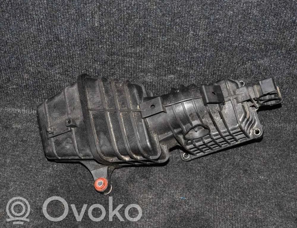 Volkswagen PASSAT B7 Kita variklio skyriaus detalė 