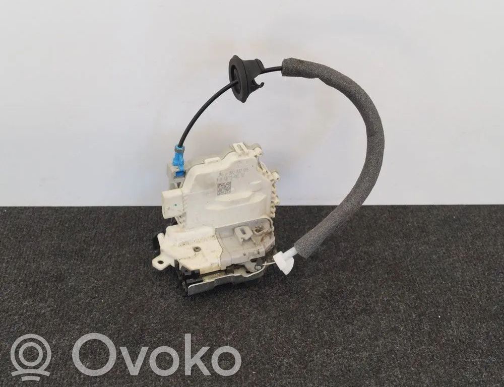 Audi A3 S3 8V Coupe-mallin oven lukko (kahvan vieressä) 