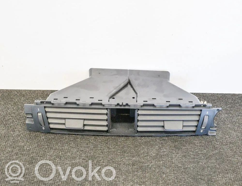 BMW 3 E90 E91 Lango oro grotelės 