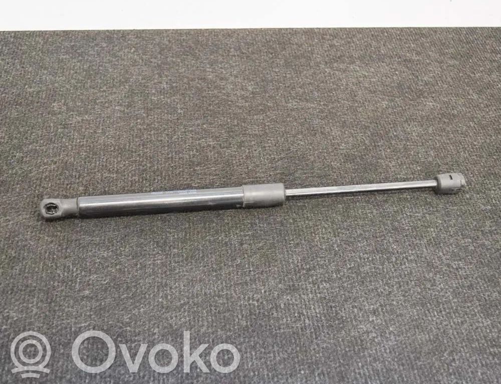 Skoda Superb B8 (3V) Konepellin kaasujousi 