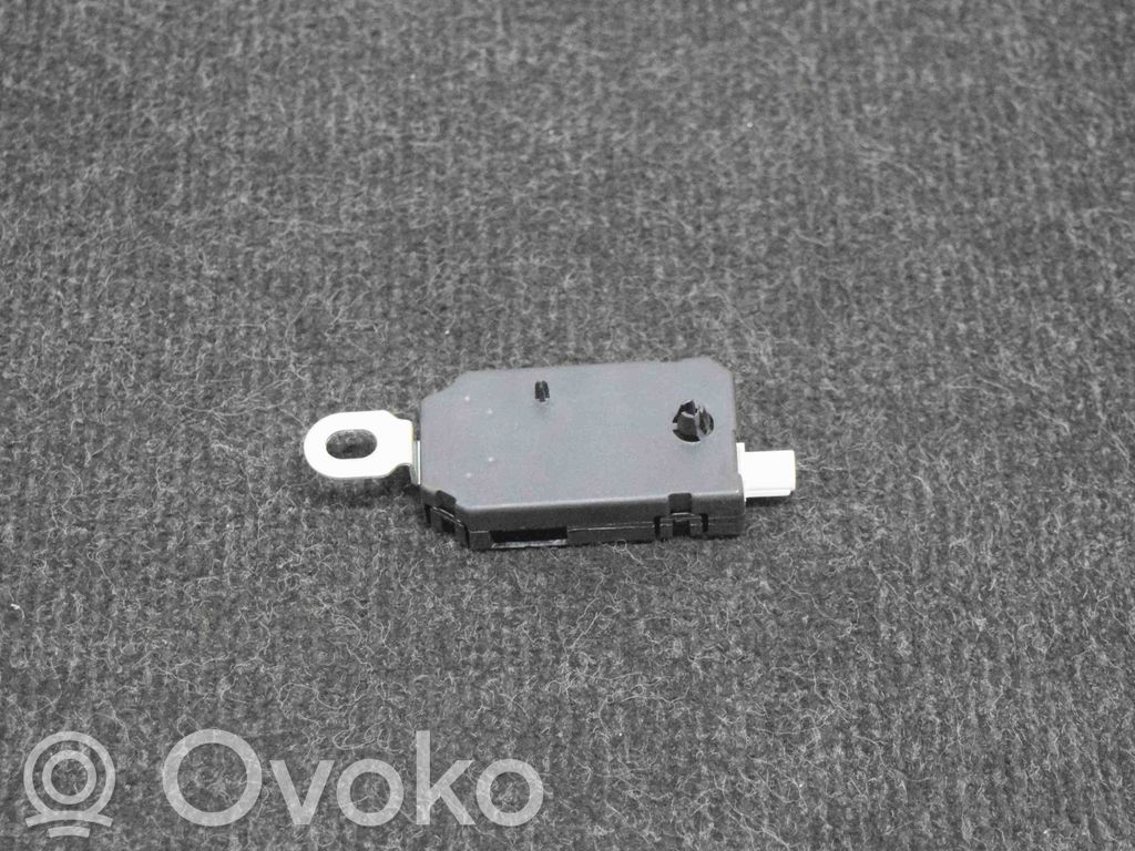 Tesla Model 3 Antenos stiprintuvas 