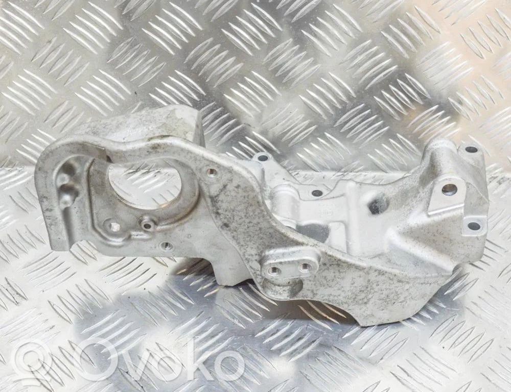 Volvo S90, V90 Generator/alternator bracket 