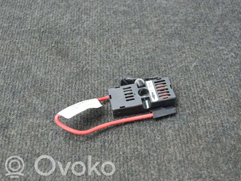 Tesla Model S Pystyantennin suodatin 
