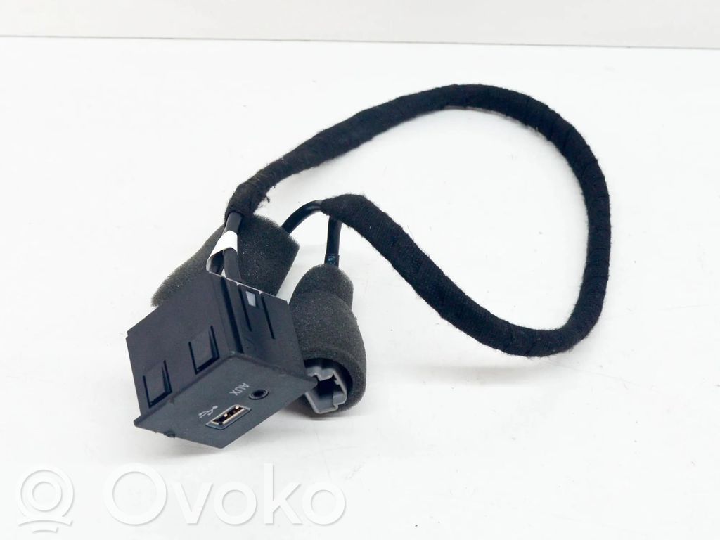 Maserati Ghibli Enchufe conector entrada auxiliar 