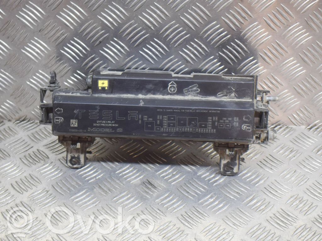Tesla Model S Saugiklių dėžė (komplektas) 