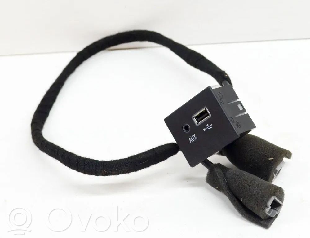 Maserati Ghibli Enchufe conector entrada auxiliar 