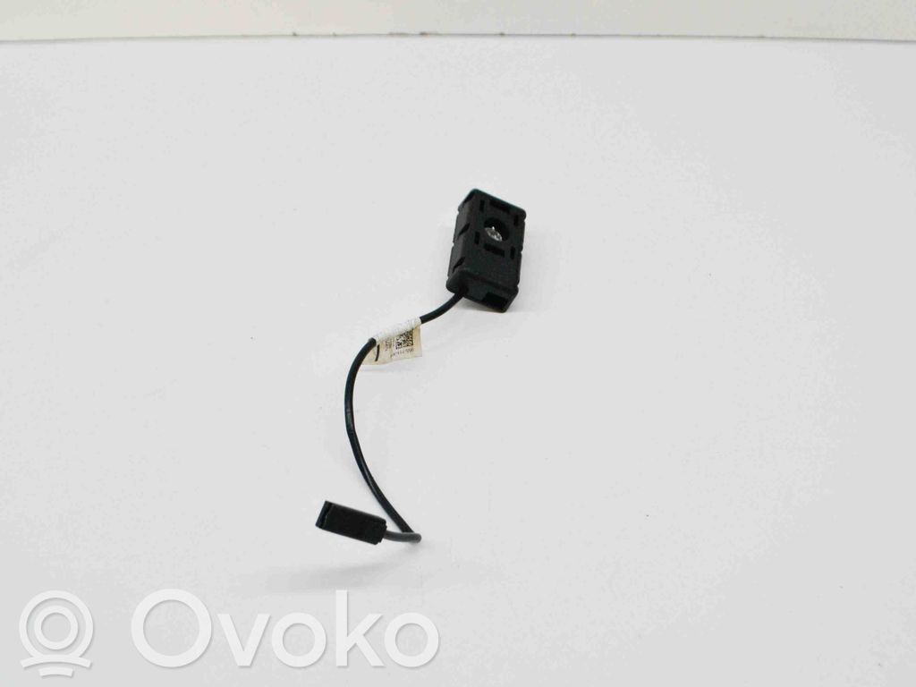 Tesla Model 3 Pystyantennivahvistin 