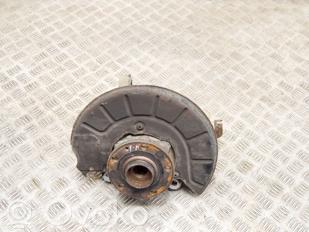Volkswagen PASSAT B7 Cubo de rueda delantera
