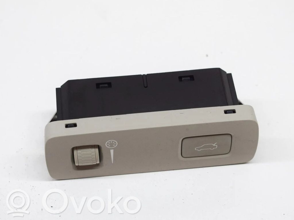Tailgate/boot open switch button   P31481439
