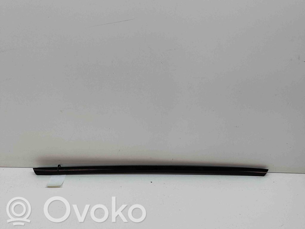 Tesla Model Y Takaoven lasin muotolista 