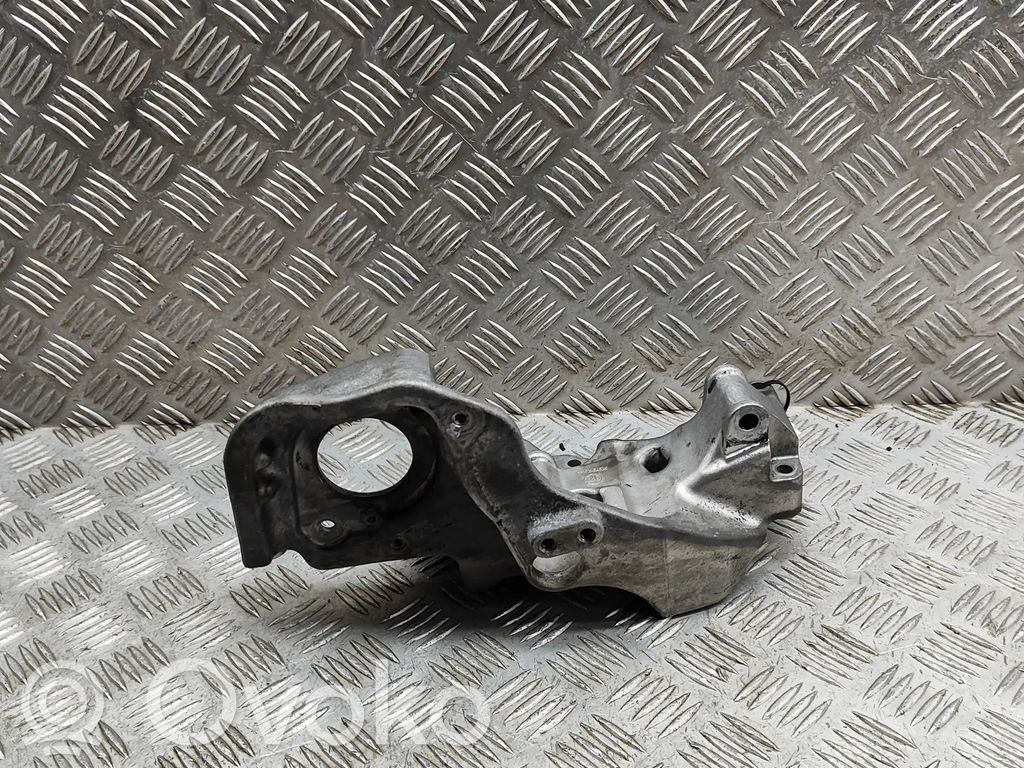 Volvo S90, V90 Generator/alternator bracket 