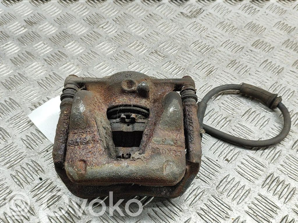 Mercedes-Benz A W176 Zacisk hamulcowy przedni 