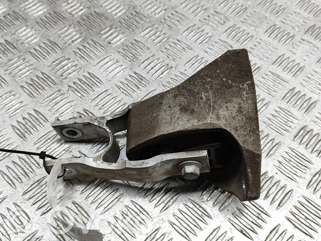 Volvo XC90 Engine mount bracket 