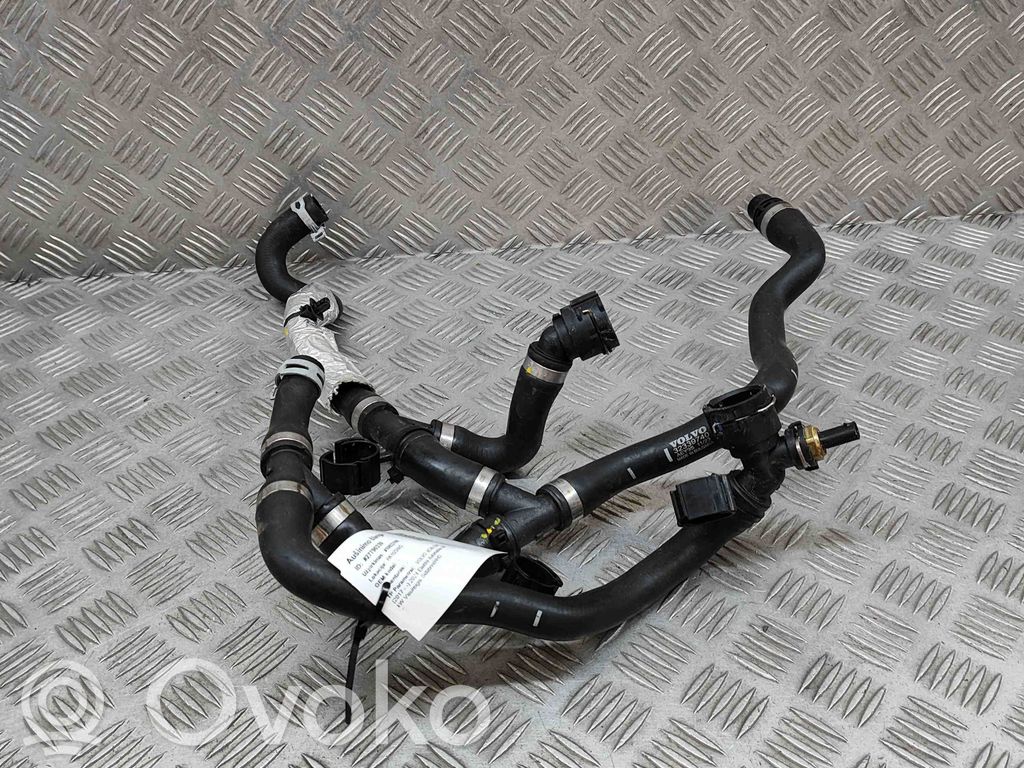 Volvo XC40 Conductă/furtun lichid de răcire motor 