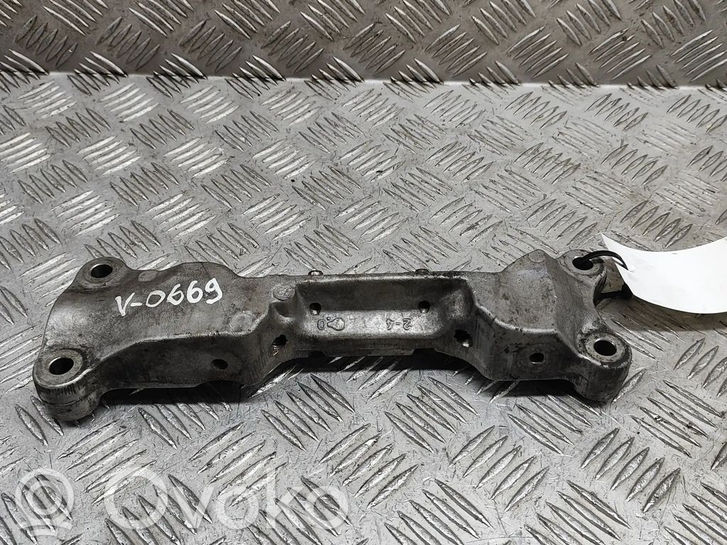 Citroen C3 Engine mounting bracket 