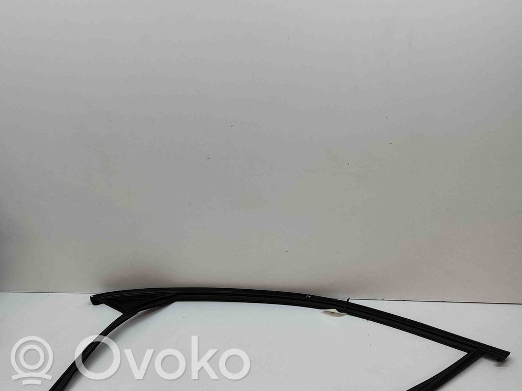 Volvo XC90 Listwa / Uszczelka szyby drzwi 