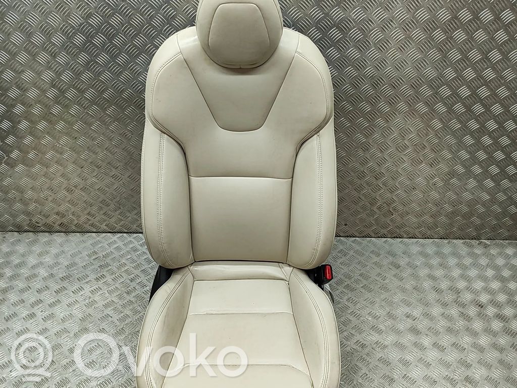 Tesla Model X Beifahrersitz 