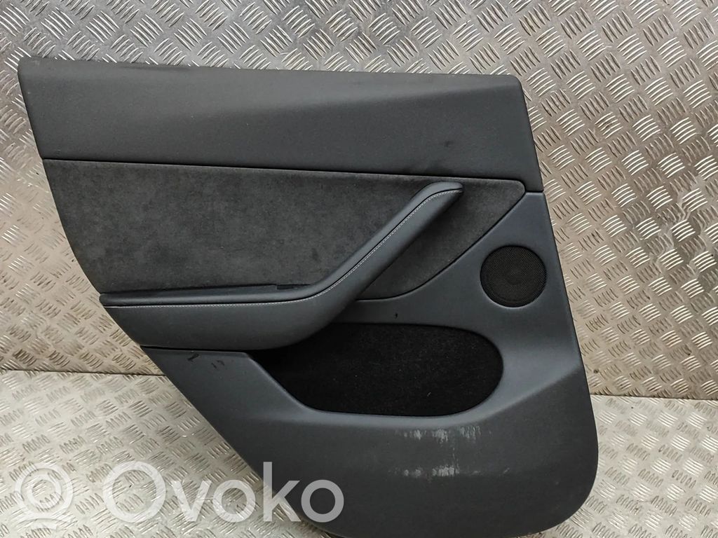 Tesla Model Y Takaoven verhoilu