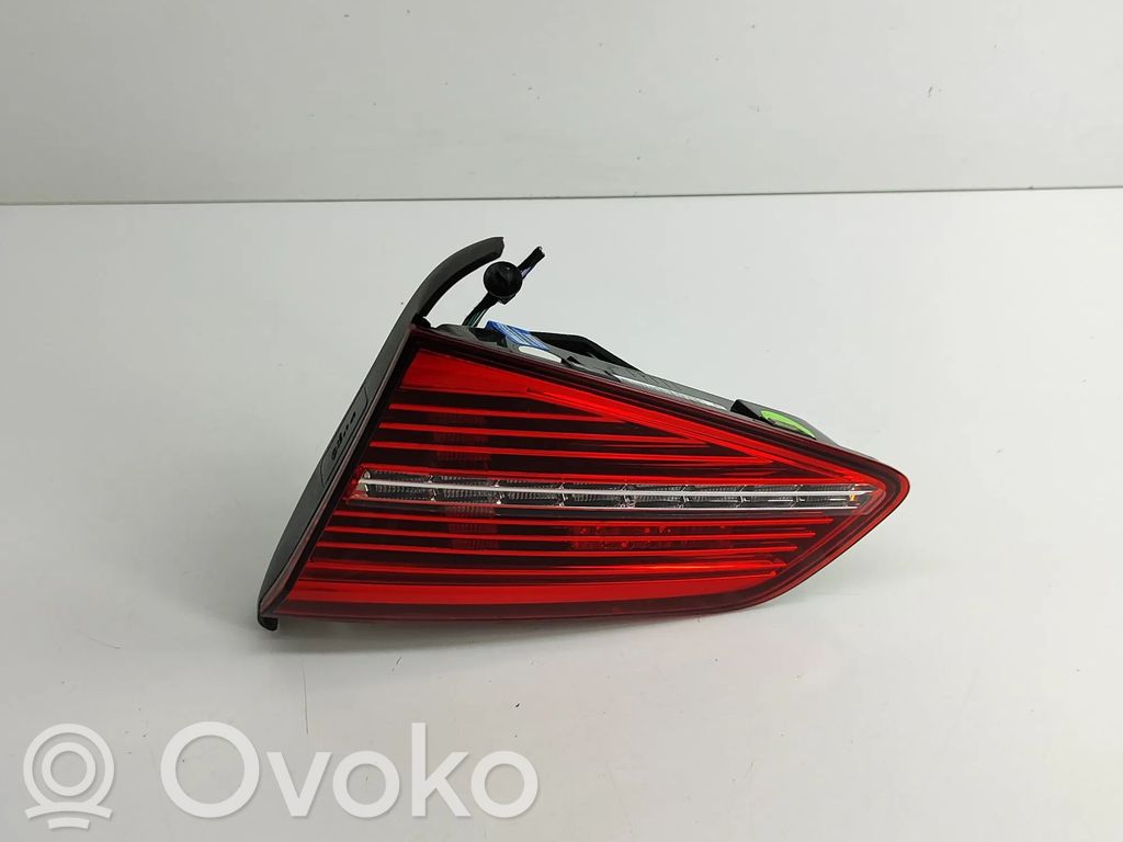 Volkswagen PASSAT B8 Lampy tylnej klapy bagażnika 