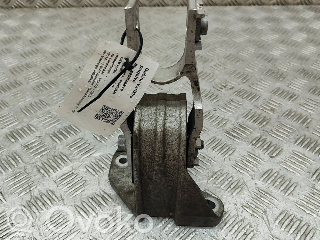 Volvo XC90 Engine mount bracket 