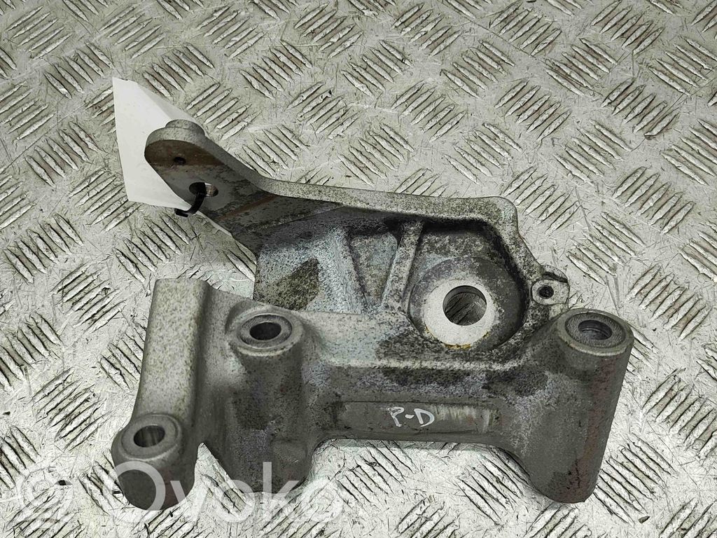 Volvo XC90 Engine mounting bracket 