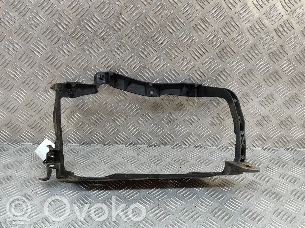 Audi A8 S8 D2 4D Priekšējā luktura turētājs 