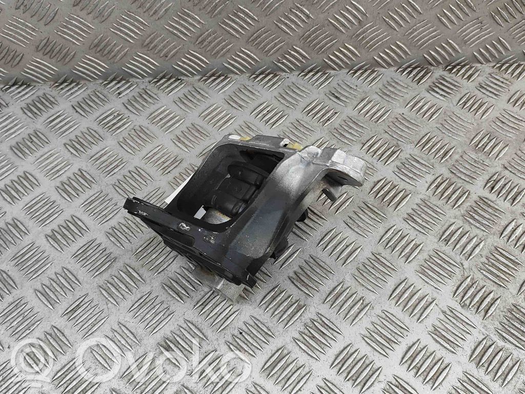 Volvo XC90 Engine mount bracket 